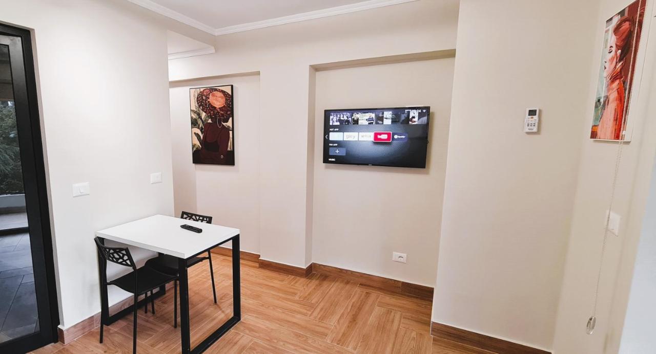 2V1 - Center Apartment 1 Tirana Kültér fotó